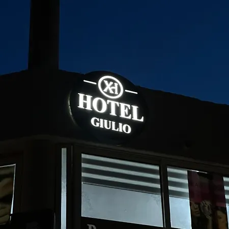 Giulio מלון גולם
