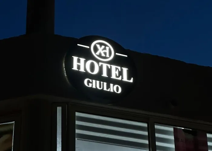 Giulio מלון גולם